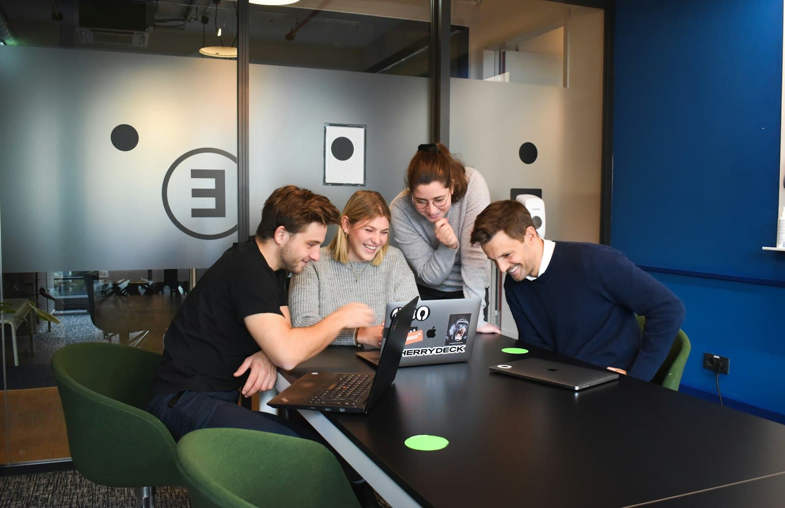 Kreatives Team arbeitet gemeinsam an einem Projekt